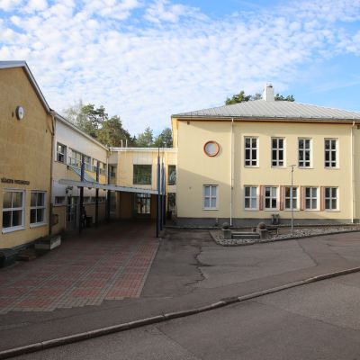 Vääksyn yhteiskoulun rakennuksia
