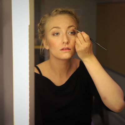 Satu Lemola meikkaa.
