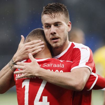 Tiquinho ja Luis Henrique juhlivat maalia HIFK:n paidassa.