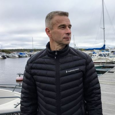 Pintapelastajana työskentelevä Esa Kujala Oulussa Kiviniemen rannassa.
