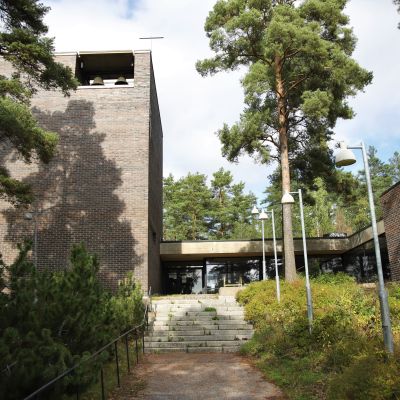 Pallivahan kirkon julkisivu.