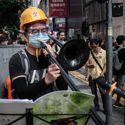Mielenosoittaja soittaa pasuunalla protestihymiä syyskuun puolivälissä järjestetyssä demokratiamarssissa.