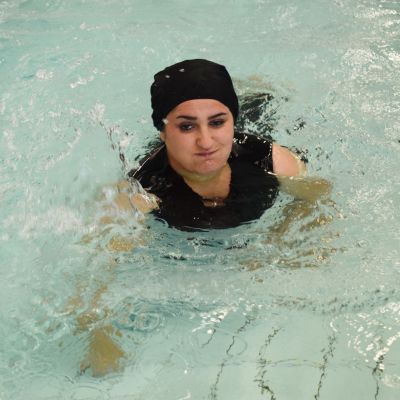 Iranilaistaustainen Sheida Mohammadi polskuttelee uimahallin altaassa.