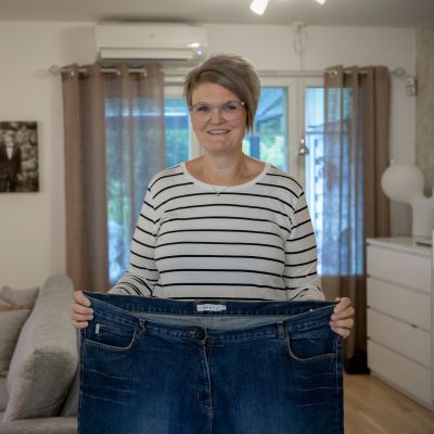 Sari Kaukonen esittelee isoksi jääneitä farkkuja