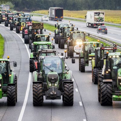 Traktorit valtaavat moottoritien Hollannissa