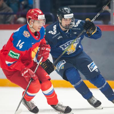 Grigory Denisenko (vasemalla) iski Venäjän avausosuman.