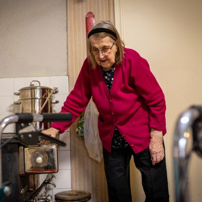 98-vuotias Sylvi Soittila asuu yksin vanhassa rintamamiestalossa. Hänen poikansa käy päivittäin auttamassa.