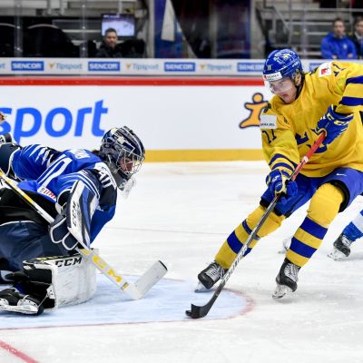 Finlands målvakt Justus Annunen och Sveriges Samuel Fagemo