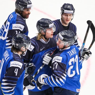 Suomi juhlii maalia (Sveitsiä vastaan)