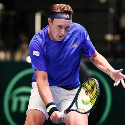Henri Kontinen lyö palloa.