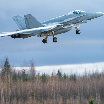 Suomen ilmavoimien F/A-18 Hornet nousussa Satakunnan lennoston kentältä Pirkkalassa.