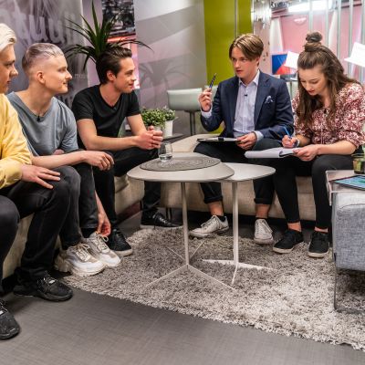 Nuoret uutisluokkalaiset haastattelevat Kuumaa-yhtyettä.