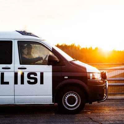 Kuvassa on poliisiauto auringonlaskussa.