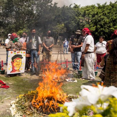 Ihmiset surevat surmattua Domingo Choc Che'a Guatemalassa