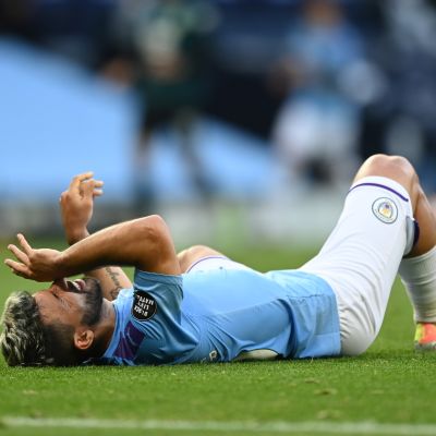 Aguero makaa nurmen pinnassa loukkaantuneena.