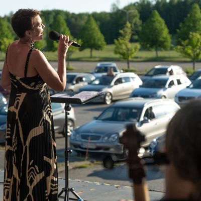 Laulaja Mari Palo esiintyy Turussa drive-in-konsertissa 17.6.2020