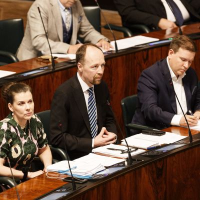Perussuomalaisten kansanedustajat Arja Juvonen, Jussi Halla-aho ja Ville Tavio eduskunnan kyselytunnilla.