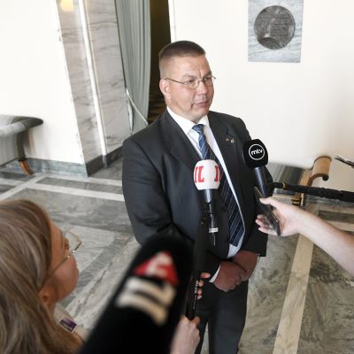 Juha Mäenpää kommentoi medialle eduskunnassa Helsingissä 26. kesäkuuta