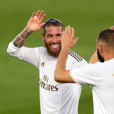 Karim Benzema saa maalionnittelut Sergio Ramosilta (vas.) ja Casimirolta (oik.)