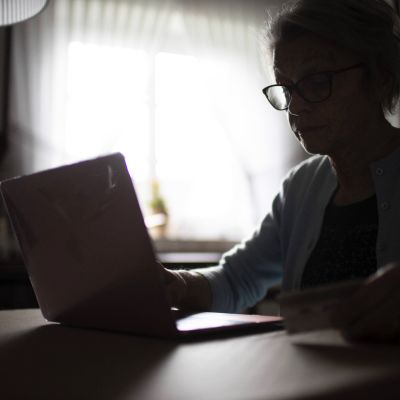 vanhus ikäihminen tietokone