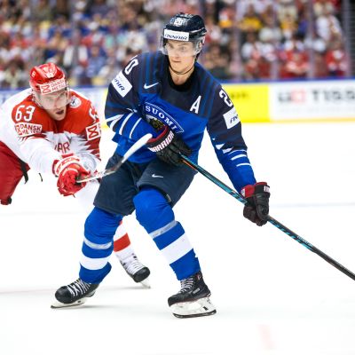 Sebastian Aho suojaa kiekkoa Patrick Russellilta MM-kisoissa 2018
