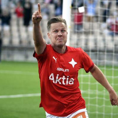 HIFK:n Jani Bäckman juhlii tehtyään 2-0 -maalin