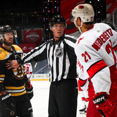 Boston Bruinsin ja Carolina Hurricanesin ottelussa tuomarien toimet nousivat esille.
