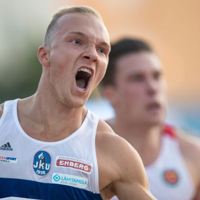 Viljami Kaasalainen tuulettaa 100 metrin Suomen mestaruuttaan.