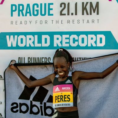 Peres Jepchirchir poseeraa maalissa.