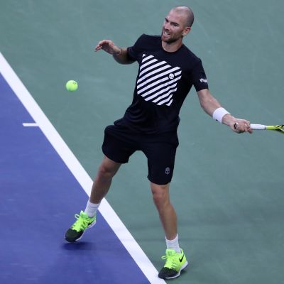 Adrian Mannarino lyö palloa.