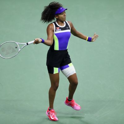 Naomi Osaka lyö palloa.