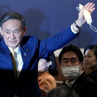 Yoshihide Suga juhli valintaansa Tokiossa maanantaina.