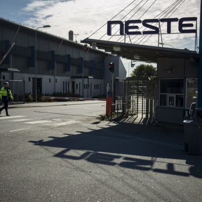 Nesteen Naantalin jalostamoalueelle johtava portti 14. syyskuuta 2020.