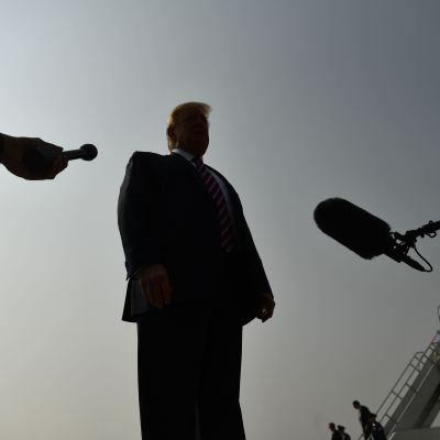 Donald Trump puhui medialle Sacramenton lentokentällä, Kaliforniassa maanantaina.