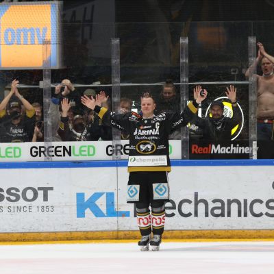 Lasse Kukkonen kiitti Raksilan kotiyleisöä viimeisen SM-liigaottelunsa jälkeen.