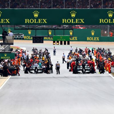 F1-autot lähdössä Silverstonessa 2019