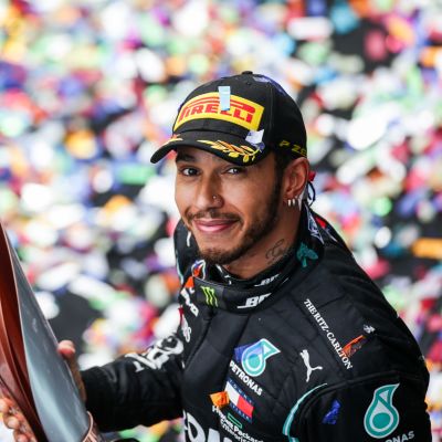 Lewis Hamilton hymyilee voiton jälkeen Istanbulissa 2020. Hän varmisti seitsemännen maailmanmestaruutensa.