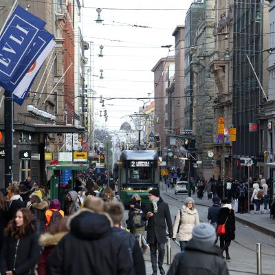 paljon ihmisiä aleksilla