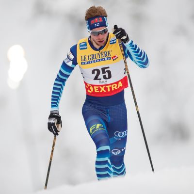 Joni Mäki hiihtää.