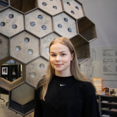Kuvassa lukiolainen Elli-Maija Lehtimäki.