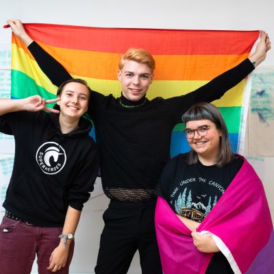 Nuoret LGBT-aktivistit Kristin Siil (vas.), Artjom Trohhatšev ja Eva Marta Sokk vastustavat Viroon suunnitteilla olevaa avioliittouudistusta.