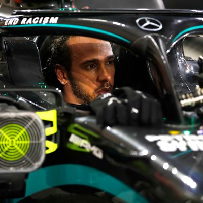 Lewis Hamilton istuu kisan jälkeen Mercedeksen F1-autossa.