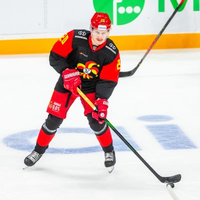 Eeli Tolvanen jäällä kiekon kanssa.