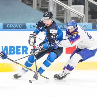 Samuel Helenius tuo kiekkoa hyökkäysalueelle kahden slovakkipelaajan vastustelusta huolimatta.