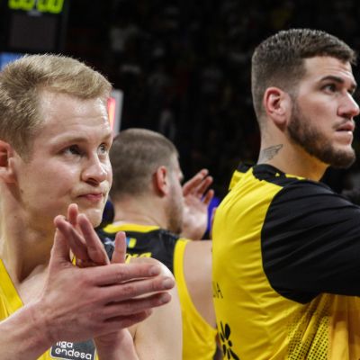 Tenerifen Sasu Salin tervehtii kannattajia ottelun jälkeen.