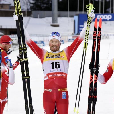 Norjan Emil Iversen tuulettaa yhdistelmäkisan voittoa Salpausselällä. Vierellä poseeraavat kisan kakkonen Sjur Röthe ja kolmanneksi sijoittunut Pål Golberg.