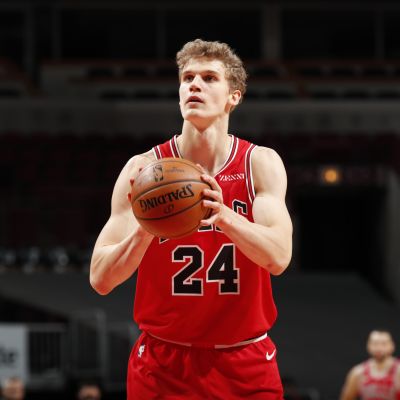 Lauri Markkanen vapaaheittoviivalla.