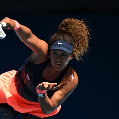 Naomi Osaka syöttää.