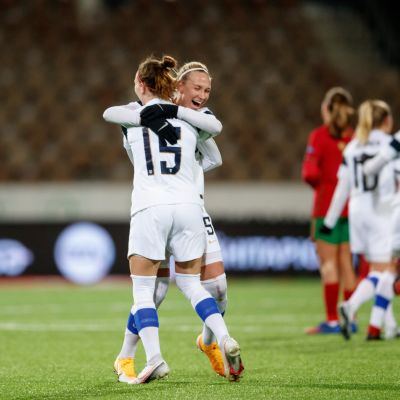 Naisten A-maajoukkueen Natalia Kuikka ja Emma Koivisto halaavat EM-turnauspaikan varmistuttua.