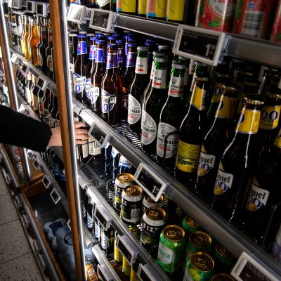 Olutpulloja kylmäkaapissa
